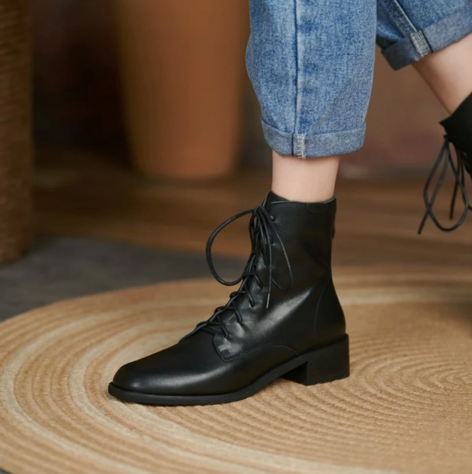 Bota Feminina Cano Curto de Couro com Zíper Brigitte