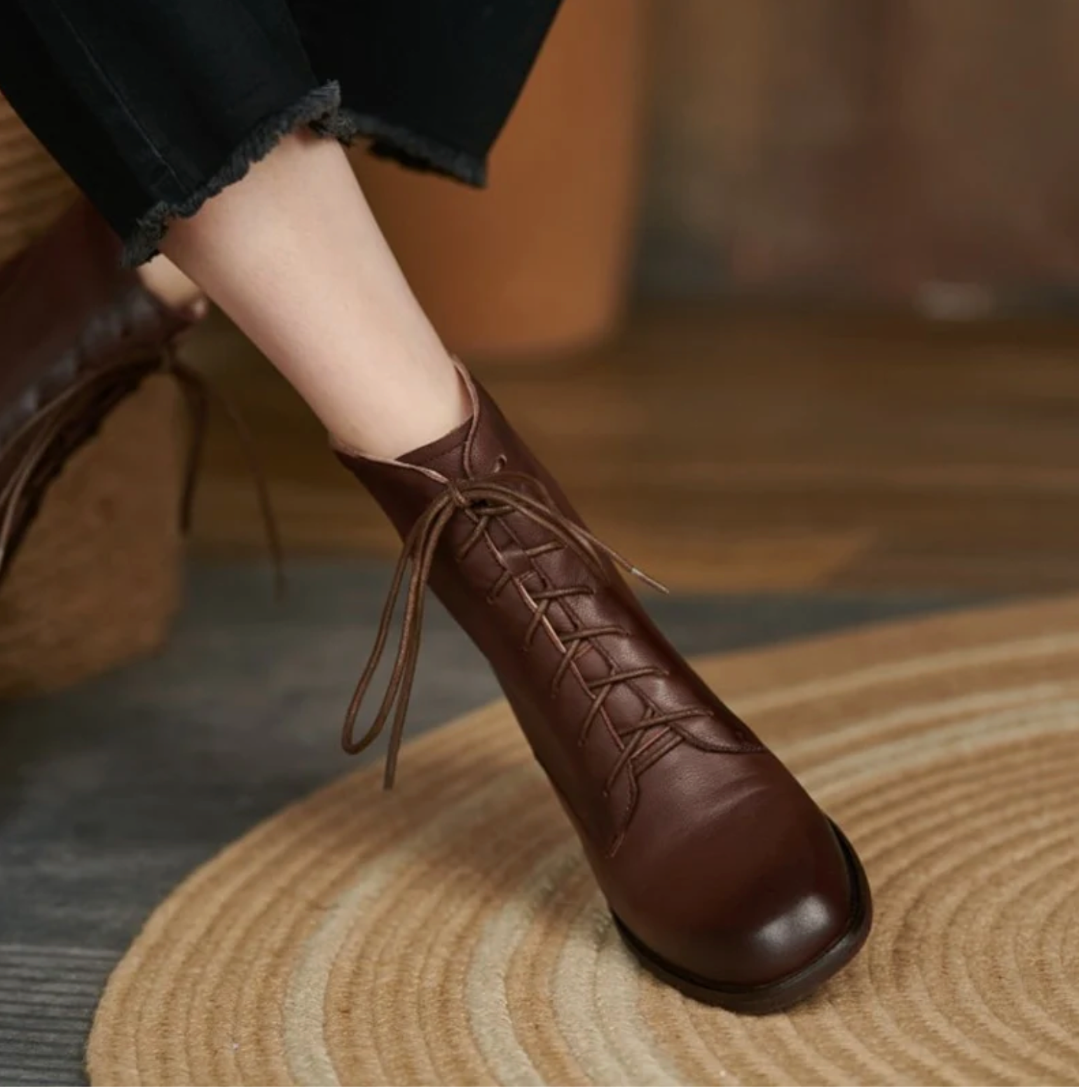 Bota Feminina Cano Curto de Couro com Zíper Brigitte