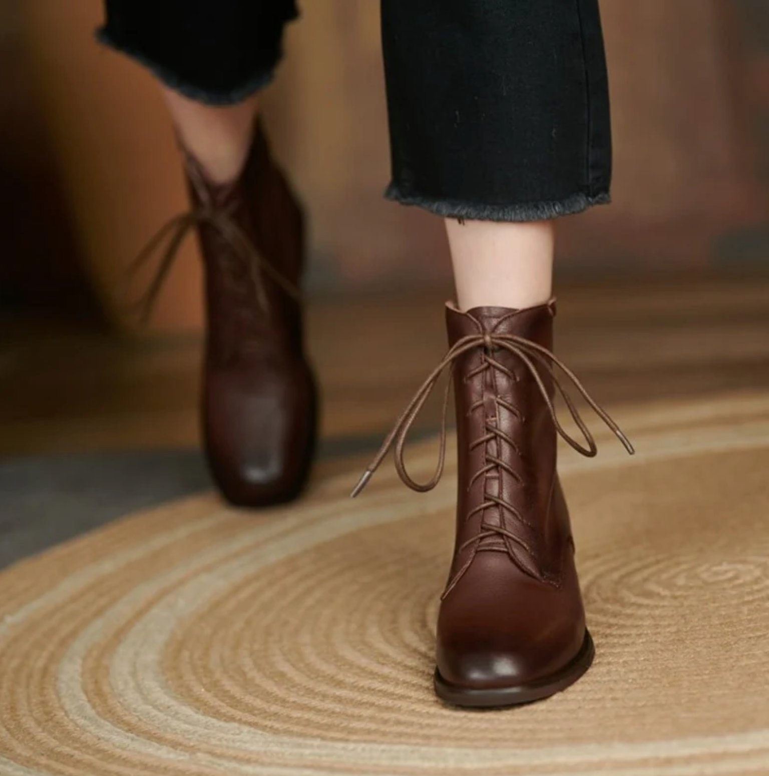 Bota Feminina Cano Curto de Couro com Zíper Brigitte