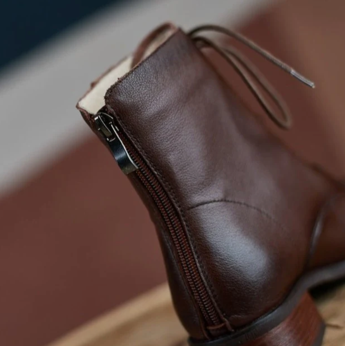 Bota Feminina Cano Curto de Couro com Zíper Brigitte