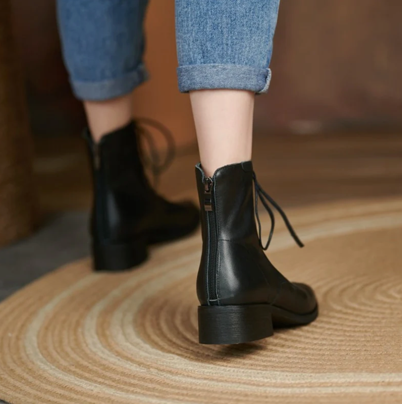 Bota Feminina Cano Curto de Couro com Zíper Brigitte