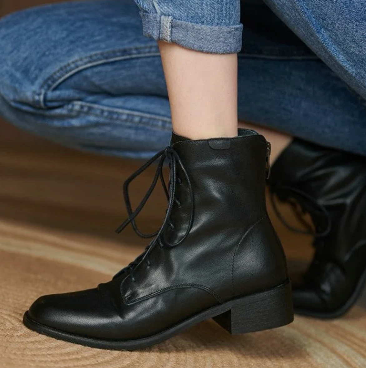Bota Feminina Cano Curto de Couro com Zíper Brigitte