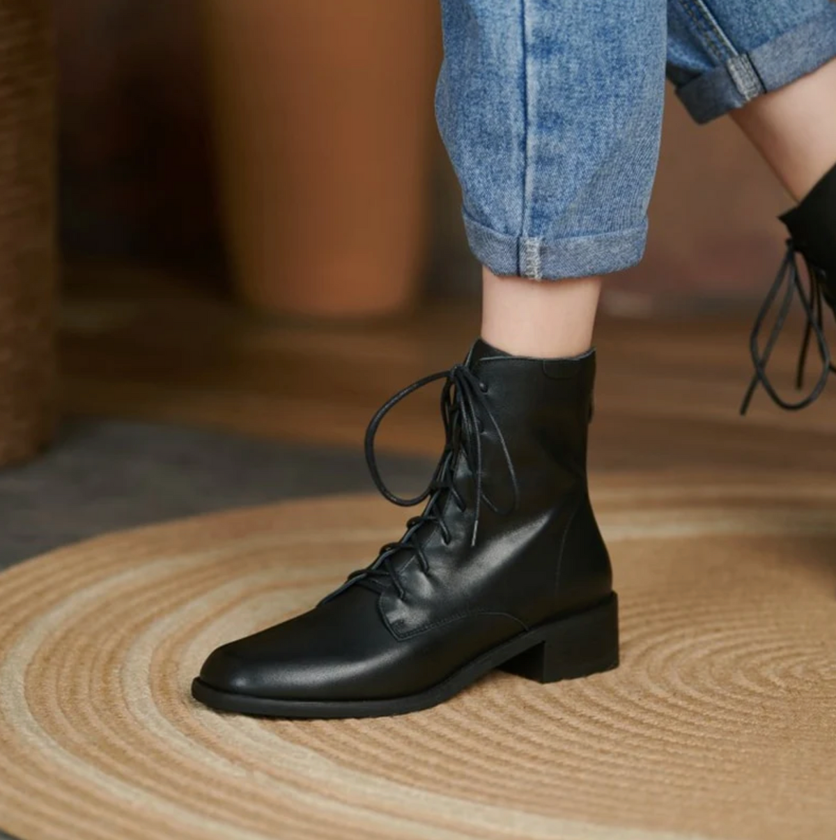 Bota Feminina Cano Curto de Couro com Zíper Brigitte
