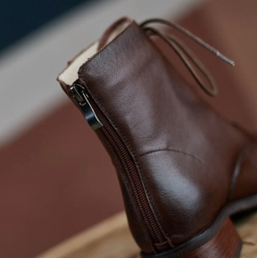 Bota Feminina Cano Curto de Couro com Zíper Brigitte