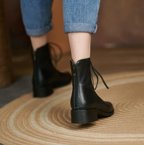 Bota Feminina Cano Curto de Couro com Zíper Brigitte